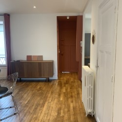 color zoning petite entrée peinture terracotta sur murs plafond et portes