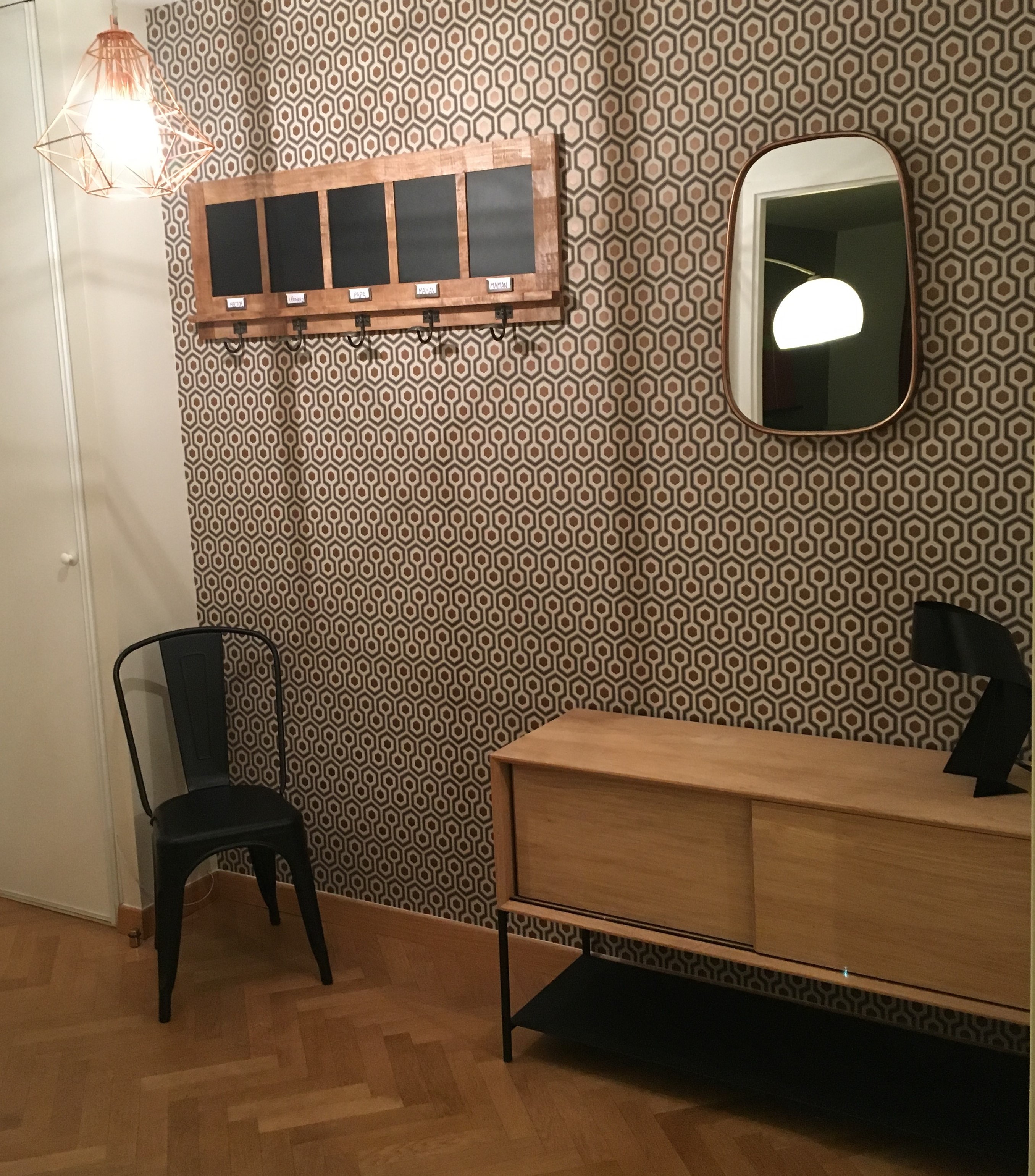 décoration entrée papier peint hicks hexagon cuivré murs school white house farrow and ball touches de bois cuivre et noir mat