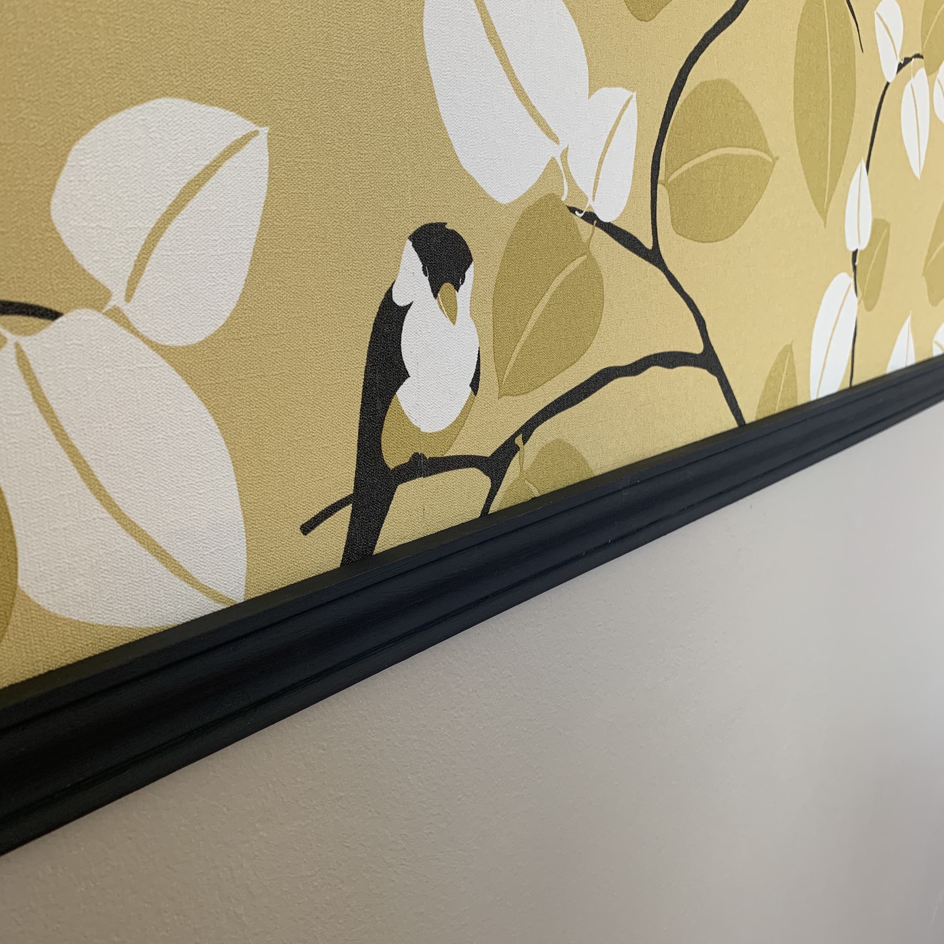 détail soubassement peinture papier peint oiseaux et baguette de finition