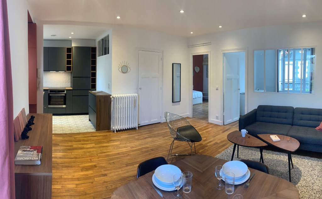 Photo panoramique de la cuisine ouverte sur le séjour avec verrière du projet Colombes