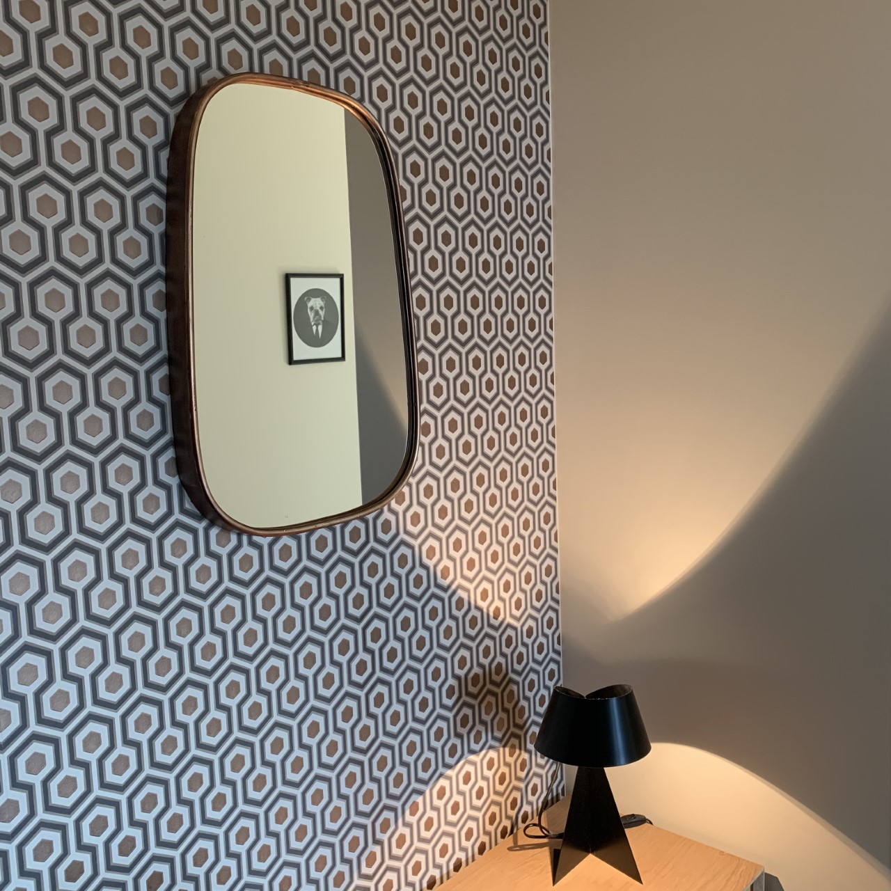 papier peint entrée hicks hexagon cole and son cuivré et lampe ribbon habitat