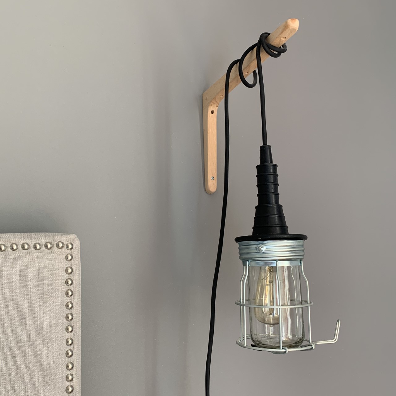 lampe de chevet do it yourself avec patère bois et baladeuse de chantier