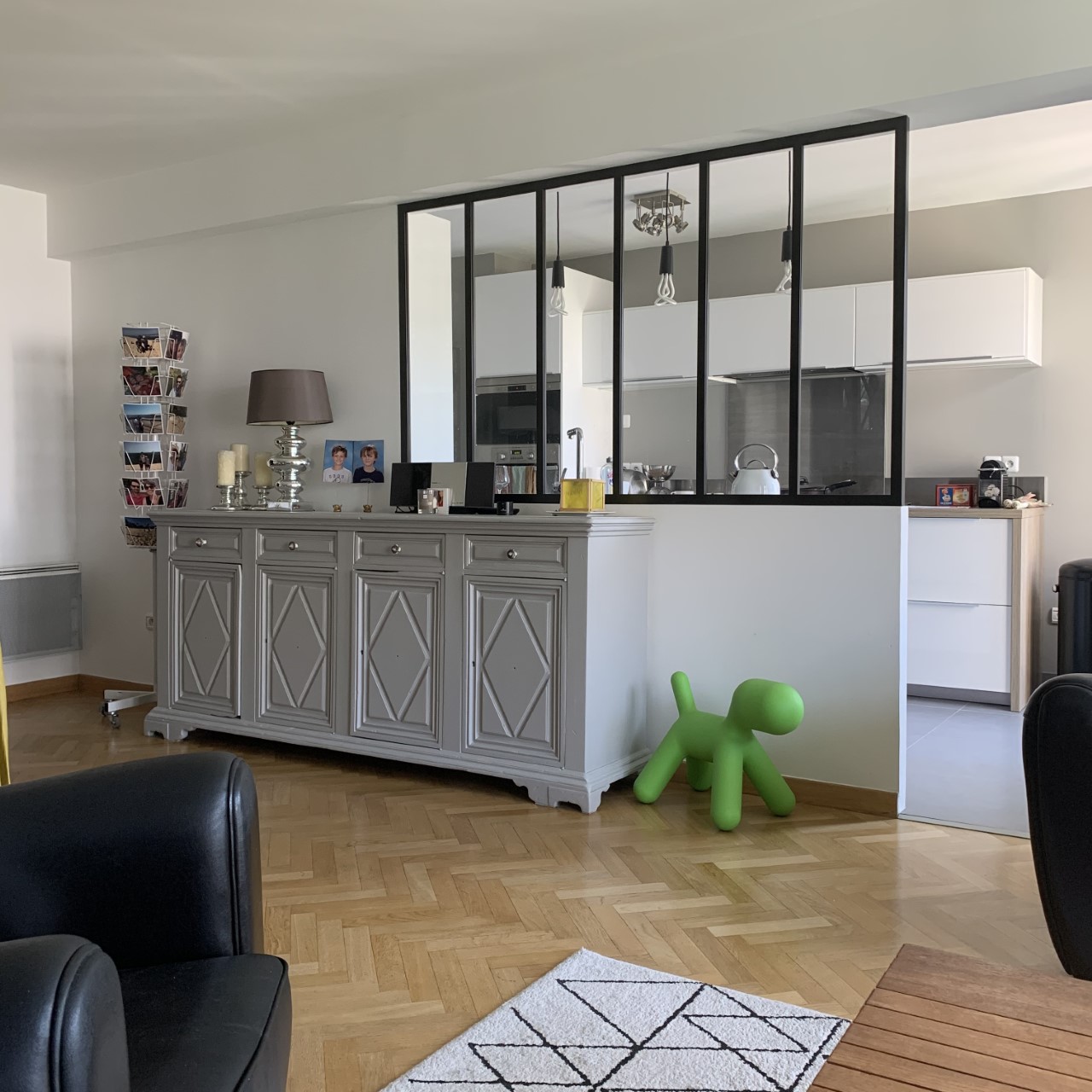 cuisine ouverte sur séjour avec verrière atelier noire métal